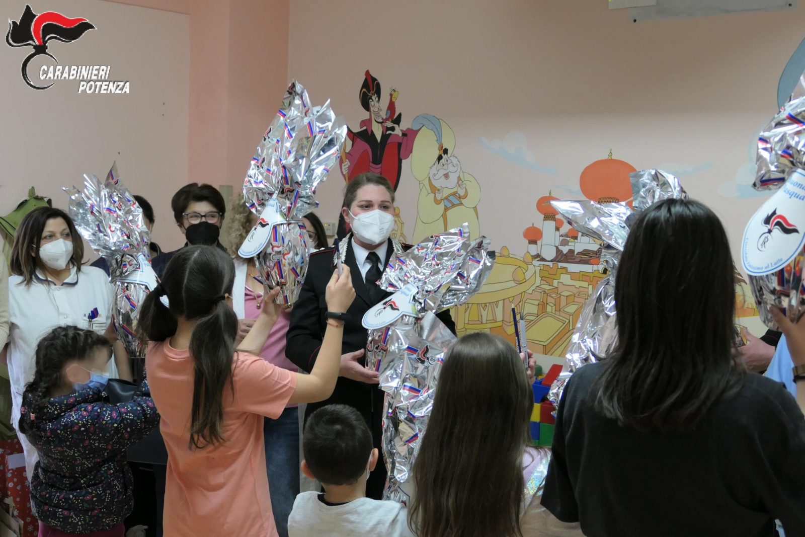 I carabinieri consegnano le uova di Pasqua ai bambini della pediatria