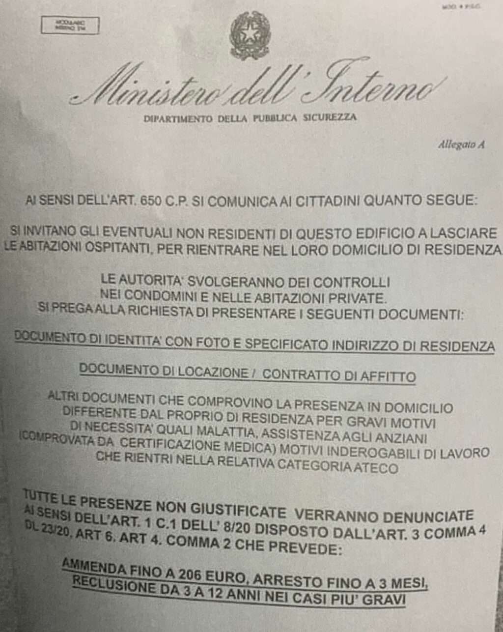 Lasciate Ledificio Il Volantino Truffa Affisso Su Alcune Abitazioni