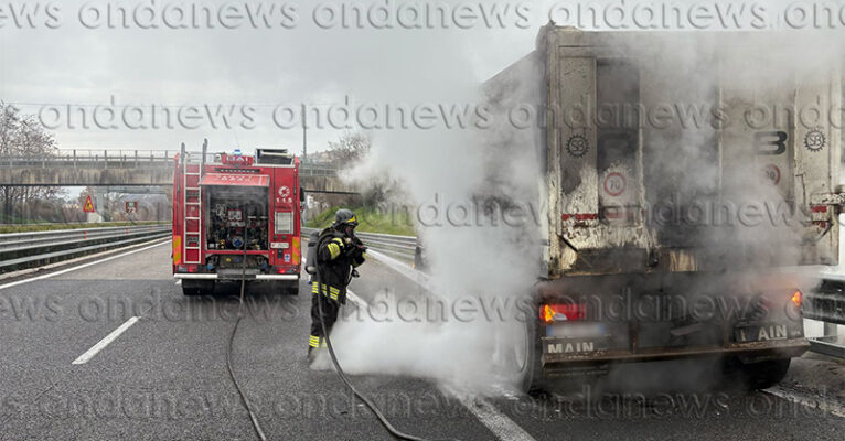 camion in fiamme A2 Sala Consilina FB